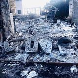 Das Liebesnest, das er sich mit Miley aufgebaut hatte, ist den Flammen zum Opfer gefallen und nur noch eine Ruine. "Die letzten Tage haben uns das Herz gebrochen. Das ist, was von meinem Zuhause übrig geblieben ist. Liebe", schreibt der Australier zu der apokalyptischen Aufnahme. Außerdem bedankt er sich bei allen Feuerwehrmännern und Helfern. Malibu sei eine Gemeinschaft, die in diesen schweren Zeiten zusammenhalte und Stärke beweise.