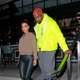 12. November 2018  Unauffällig sein ist nicht Kim Kardashians und Kanye Wests Ding. Nach dem Besuch eines Filmstudios in Beverly Hills zeigt sich das Pärchen wie gewohnt extrovertiert: Kanye West mit roten Haaren und Neonjacke. Ki  Kardashian in einer hautengen Lederhose und High-Heels. 