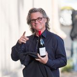 13. November 2018  Auf dem Weg zur TV-Show "Jimmy Kimmel Live" in Los Angeles bringt Kurt Russel bestens gelaunt einen edles Tropfen Wein mit. 