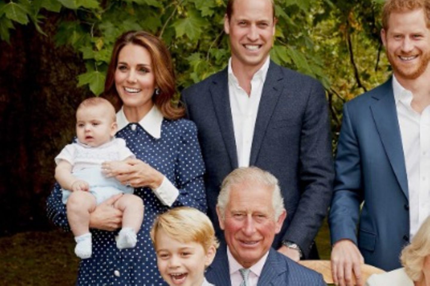 Familienporträt zu Prinz Charles' Geburtstag: Prinz Louis erinnert mit seinem Outfit an seinen Vater, Prinz William. Ein ähnliches Ensemble trug der Thronfolger bereits im Jahre 1983. Prinz Louis erinnert mit seinem Outfit an seinen Vater, Prinz William. Ein ähnliches Ensemble trug der Thronfolger bereits im Jahre 1983.