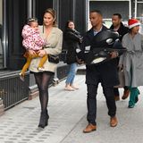 Wenn man schon das Kind tragen muss, dann wird mindestens ein Assistent benötigt, der den Kindersitz trägt. Mama Chrissy Teigen hat schließlich die quengelnde Luna zu tragen. 