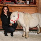 Zur Eröffnung des alljährlichen Weihnachtsmarktes auf Gut Aiderbichl ist auch der Hollywood-Star Kristen Davis anwesend. Der "Sex ad the City"-Star freundet sich direkt mit dem kleinen Pony an. 