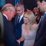 Während der Vorstellung von "We Are Most Amused and Amazed" trifft Prinz Charles (links) auf Sängerin Kylie Minogue und Comedian Rowan Atkinson (Mitte), besser bekannt als: Mr. Bean.