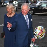 Zusammen mit Herzogin Camilla trifft der Ehrengast im Londoner Spencer House zu einer "Tea Party" ein. Dort feiert er mit ausgewählten Gästen aus dem Volk, die in diesem Jahr ebenfalls ihren 70. Geburtstag feiern. Eines seiner womöglich ersten Geburtstagsgeschenke hat das "Geburtstagskind" kurz zuvor von einem Passanten erhalten. 