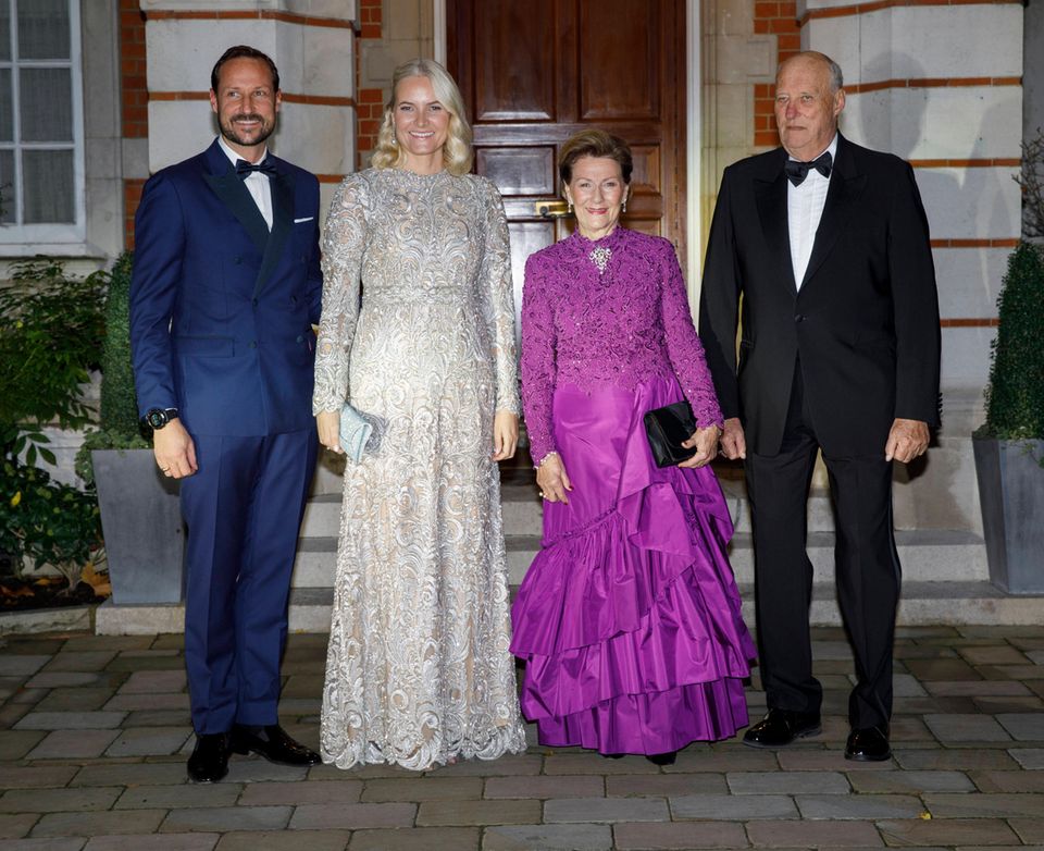 Königlicher Besuch aus Norwegen: Prinz Haakon, Prinzessin Mette-Marit, Königin Sonja und König Harald sind ebenfalls Gäste des Galadinners im Buckingham Palast. Königlicher Besuch aus Norwegen: Prinz Haakon, Prinzessin Mette-Marit, Königin Sonja und König Harald sind ebenfalls Gäste des Galadinners im Buckingham Palast.