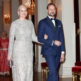 Kronprinzessin Mette-Marit trug dasselbe Kleid nämlich bereits Anfang Februar 2018 zu einem Dinner im Rahmen des offiziellen Besuch von Herzogin Catherine und Prinz William in Norwegen. 