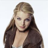 2003  Gerade hat Yvonne Catterfeld mit ihrem Song "Für Dich" ihren musikalischen Durchbruch gefeiert. Alle lieben sie für ihre sanfte Stimme. Ihr Look: viel Kajal, einige blonde Strähnchen, girly Make-up.