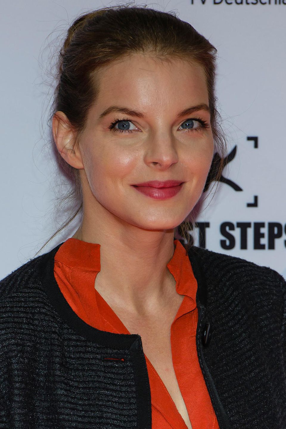 2013 Die dunklen Haare zum Dutt zurückgenommen, wirkt Yvonne Catterfeld mit einem Mal viel seriöser. Der dezente Lippenstift unterstreicht die Lady-Attitude. 2013 Die dunklen Haare zum Dutt zurückgenommen, wirkt Yvonne Catterfeld mit einem Mal viel seriöser. Der dezente Lippenstift unterstreicht die Lady-Attitude.