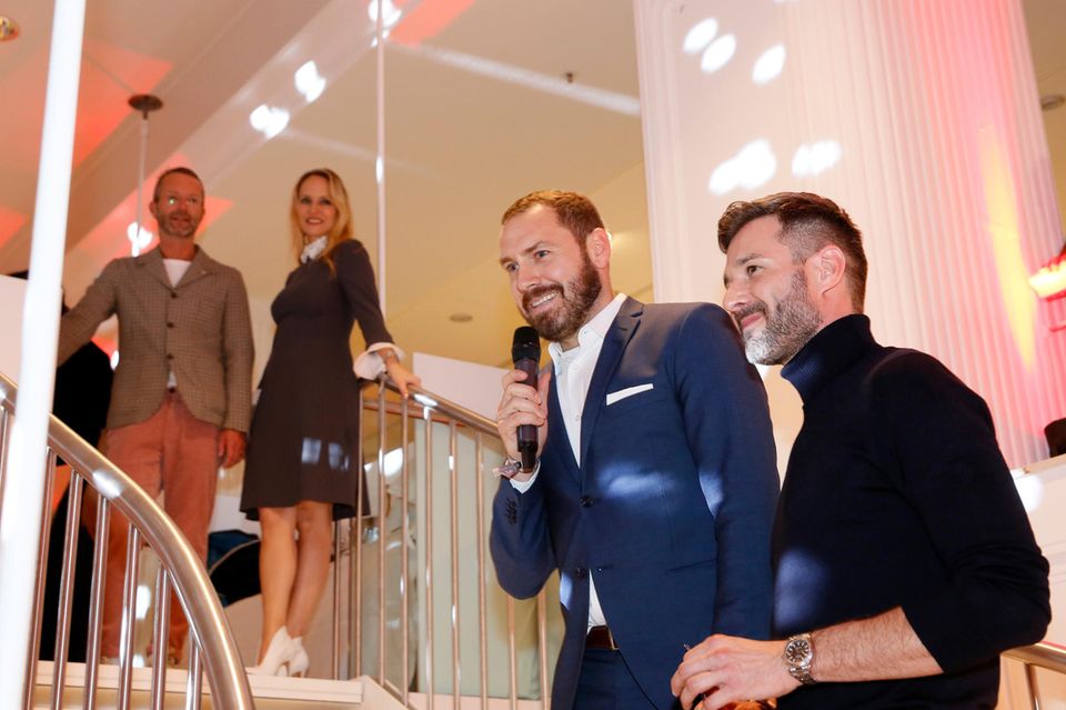 Andreas Kuffner, Interims Store Manager Alsterhaus, mit TV-Star Jochen Schropp, der als Moderator durch das Programm der GALA Christmas Shopping Night führt. Andreas Kuffner, Interims Store Manager Alsterhaus, mit TV-Star Jochen Schropp, der als Moderator durch das Programm der GALA Christmas Shopping Night führt.