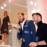 Andreas Kuffner, Interims Store Manager Alsterhaus, mit TV-Star Jochen Schropp, der als Moderator durch das Programm der GALA Christmas Shopping Night führt.