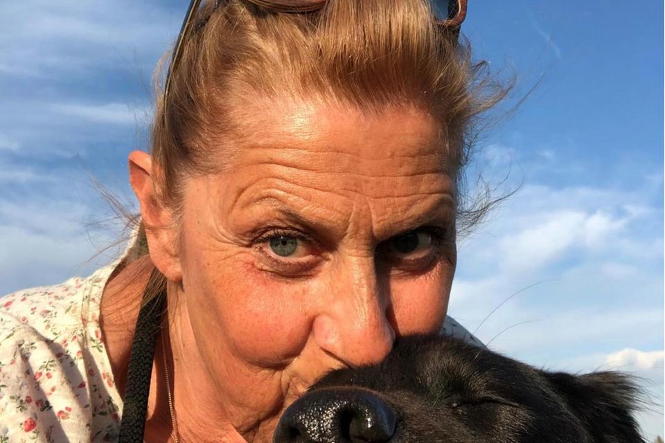 Nach "Sturm der Liebe" hat Mona Seefried mehr Zeit für ihr Privatleben. Spaziergänge in der Natur mit Hund Finni und Yoga-Stunden gehören dazu.