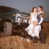Das glückliche Paar ließ sich in Namibia standesgemäß mit einem Jeep zur Trauung kutschieren. Mit einer Hochzeitskutsche wären sie in der rauen Landschaft wohl nicht weit gekommen.