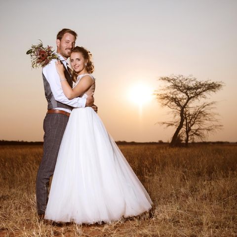 Das "Bauer sucht Frau"-Traumpaar Gerald und Anna haben geheiratet. Auf der Farm von Gerald in Namibia feierte das frisch vermählte Paar gemeinsam mit Geralds Freunden und seiner Verwandtschaft ein großes Fest.