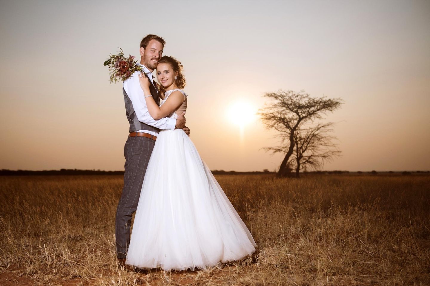 Das "Bauer sucht Frau"-Traumpaar Gerald und Anna haben geheiratet. Auf der Farm von Gerald in Namibia feierte das frisch vermählte Paar gemeinsam mit Geralds Freunden und seiner Verwandtschaft ein großes Fest.