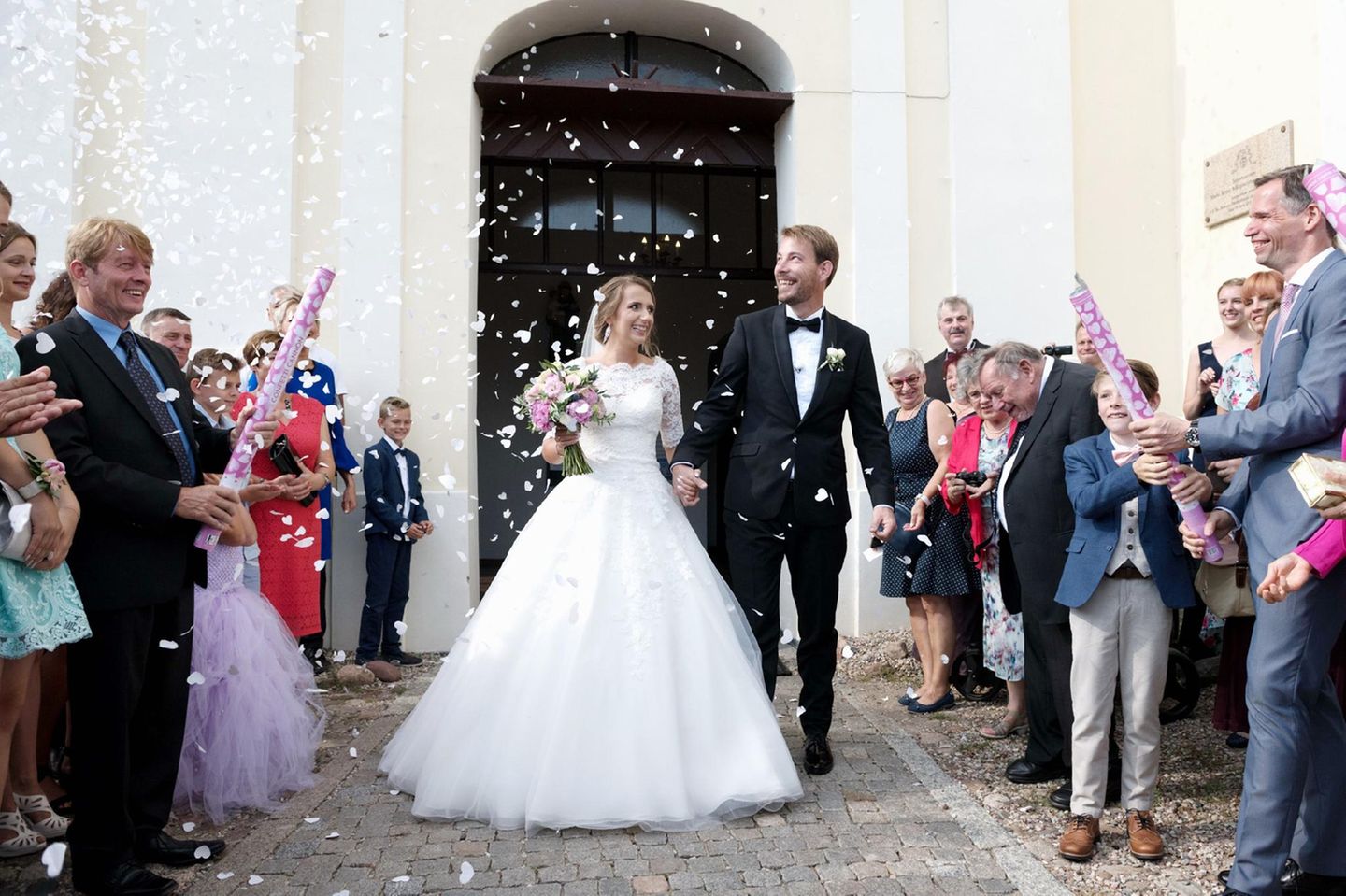 nach der kirchlichen Trauung in Polen lassen sich Gerald und Anna von ihren Hochzeitsgästen feiern. 
