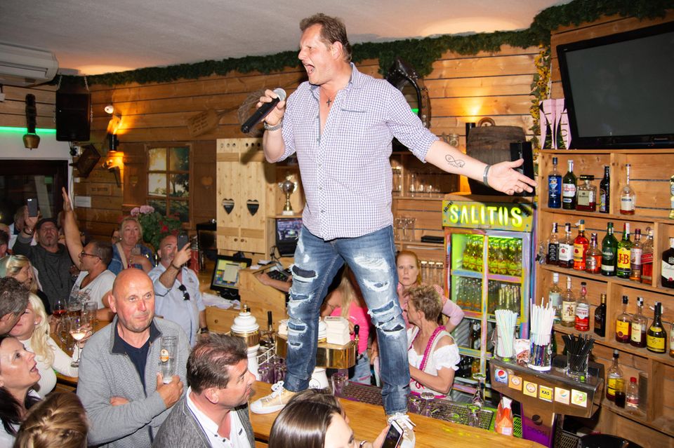 Gala erklärt ... Jens Büchner (†): Jens Büchner bei einem Auftritt im "Krümels Stadl" Jens Büchner bei einem Auftritt im "Krümels Stadl"