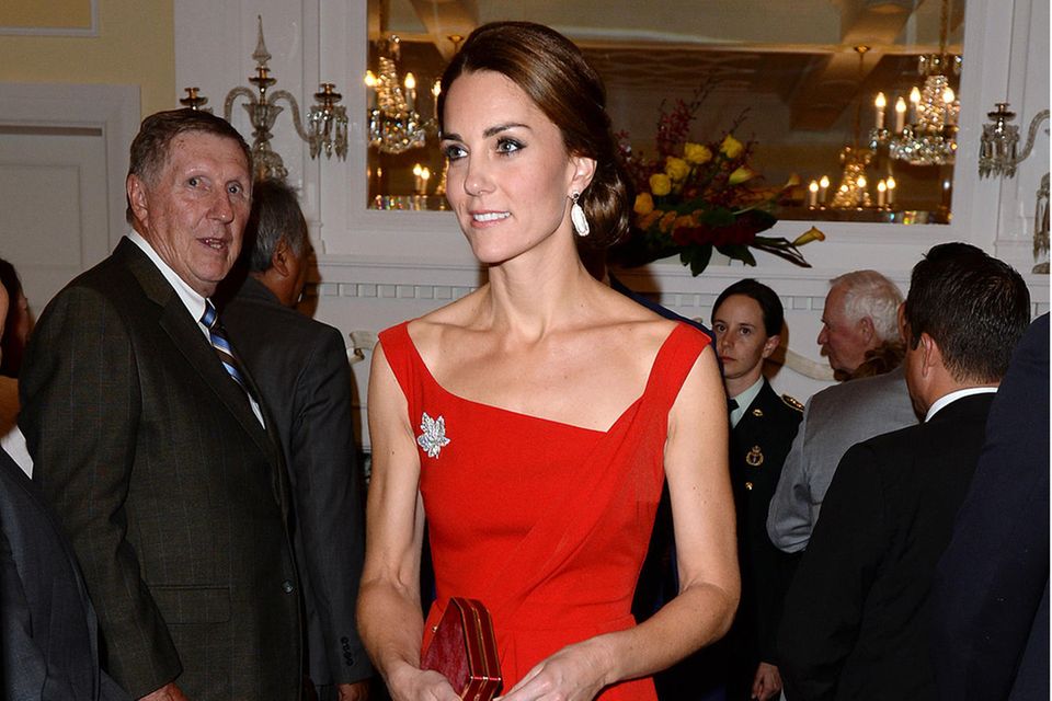 Im September 2016 strahlt Kate ein erstes Mal in ihrem roten Kleid des Labels Preen. Damals ist sie mit Prinz William und ihren Kindern auf Kanada-Reise und nimmt hier an einem Empfang in Victoria teil.