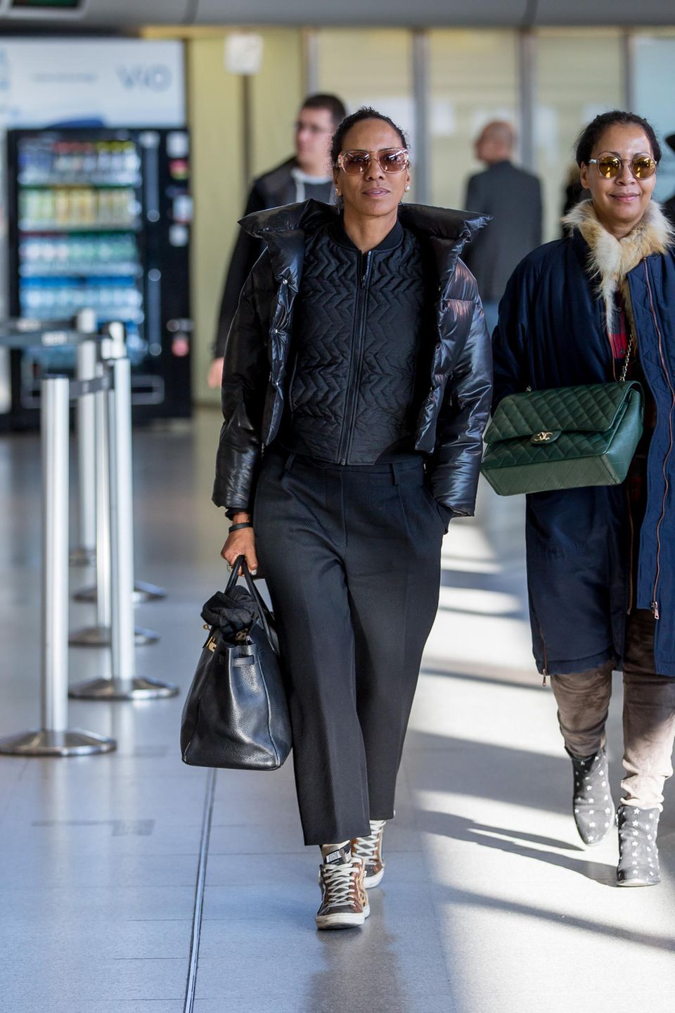 Auch Barbara Becker verlässt nach den Bambis die Hauptstadt. Sie steigt in einer weiten Zigarettenhose und einer Daunenjacke den Flieger. Auch Barbara Becker verlässt nach den Bambis die Hauptstadt. Sie steigt in einer weiten Zigarettenhose und einer Daunenjacke den Flieger.