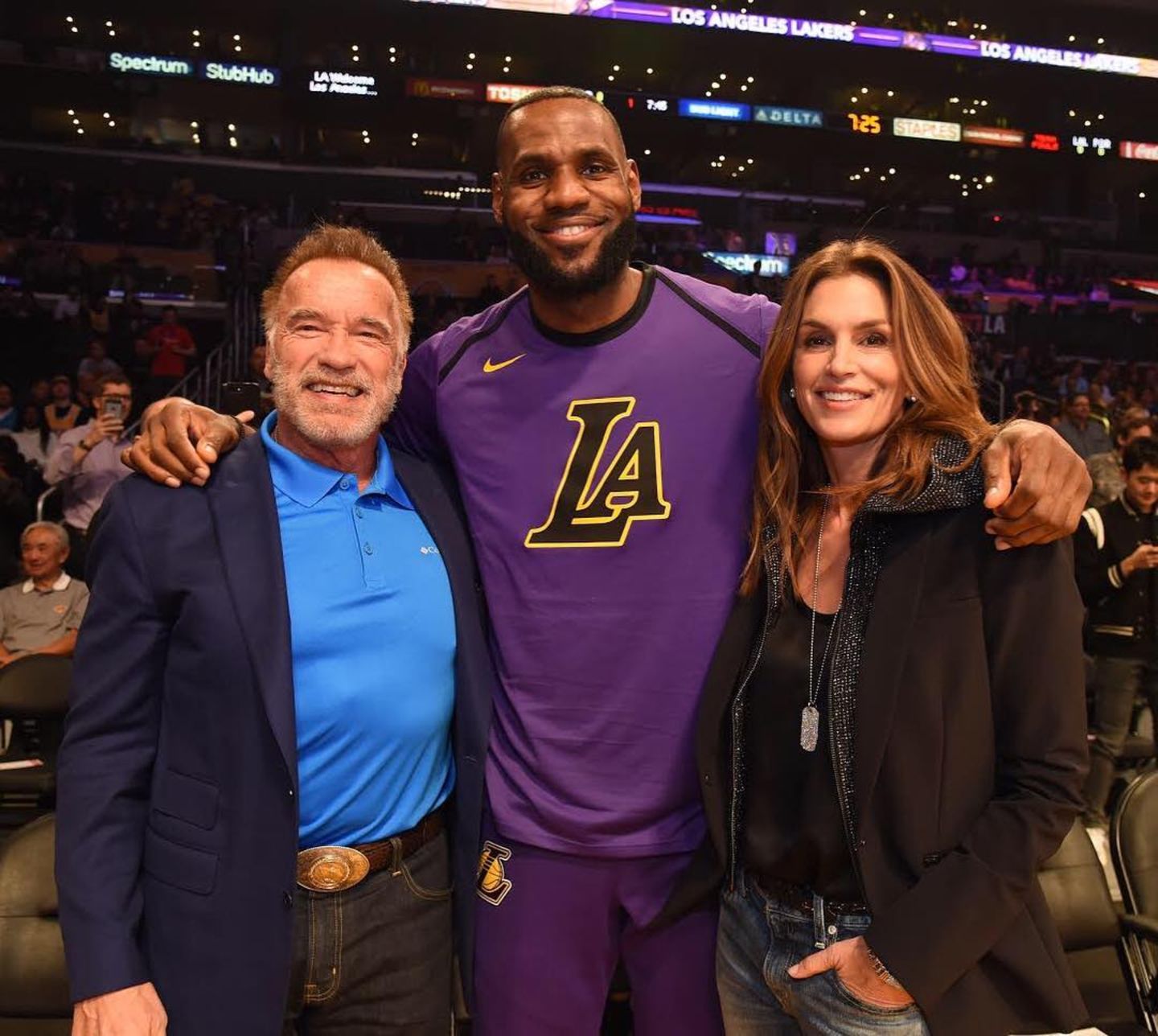 Gegen den Basketballspieler LeBron James sehen selbst Arnold Schwarzenegger (188cm) und das Topmodel Cindy Crawford (175cm) klein aus. Ganze 2,03 Meter ist der Sportler groß. 