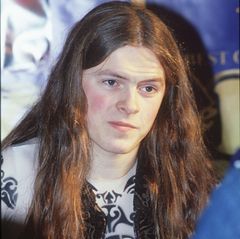 1999  Zu Beginn seiner frühen Karriere ist Patrick Kelly für sein langes, gewelltes Haar bekannt. Als es hüftlang ist, lässt er es sich in 2002 abschneiden.