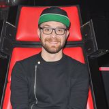 2015  Bei "The Voice Kids" sammelt Mark Forster seine ersten Erfahrungen als Juror und Coach. Verändert scheint er sich nicht zu haben, selbst die Cap ist die selbe.
