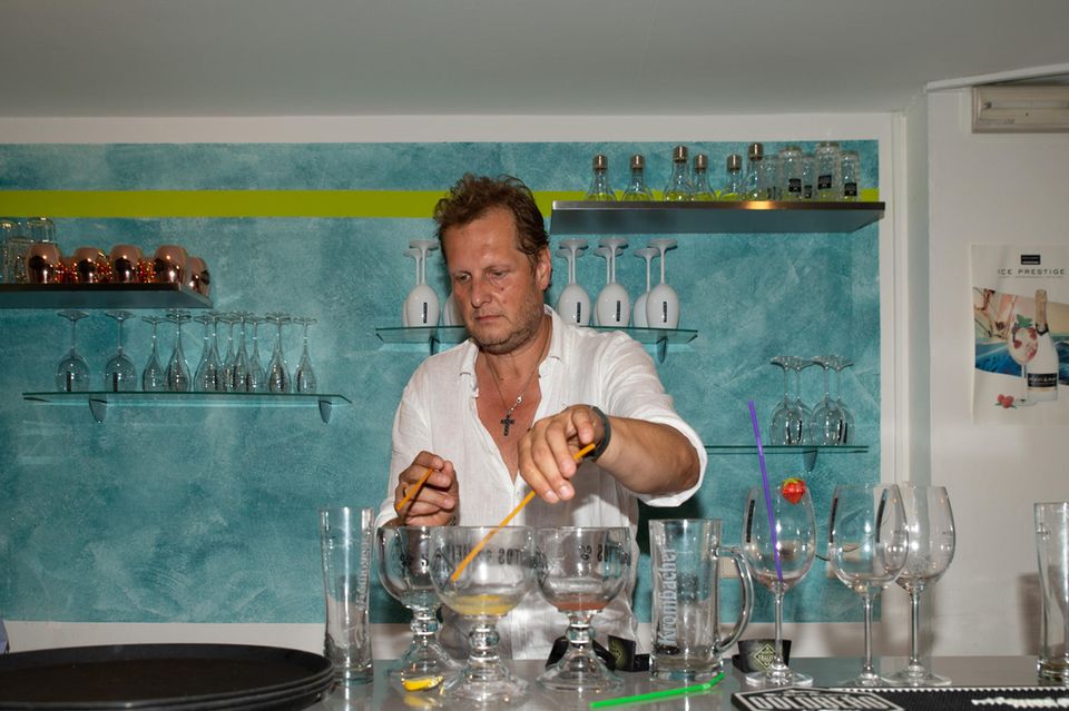Jens Büchner beim Cocktail Mixen