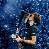 18. November 2018   Alexander Zverev küsst den ATP-Titel. Nach seinem starken Sieg gegen den Weltranglistenersten Novak Djokovic schreibt er deutsche Tennisgeschichte. Zverev ist nach Boris Becker und Michael Stich erst der dritte Deutsche überhaupt, der den Titel bei der ATP-WM gewinnen konnte. 