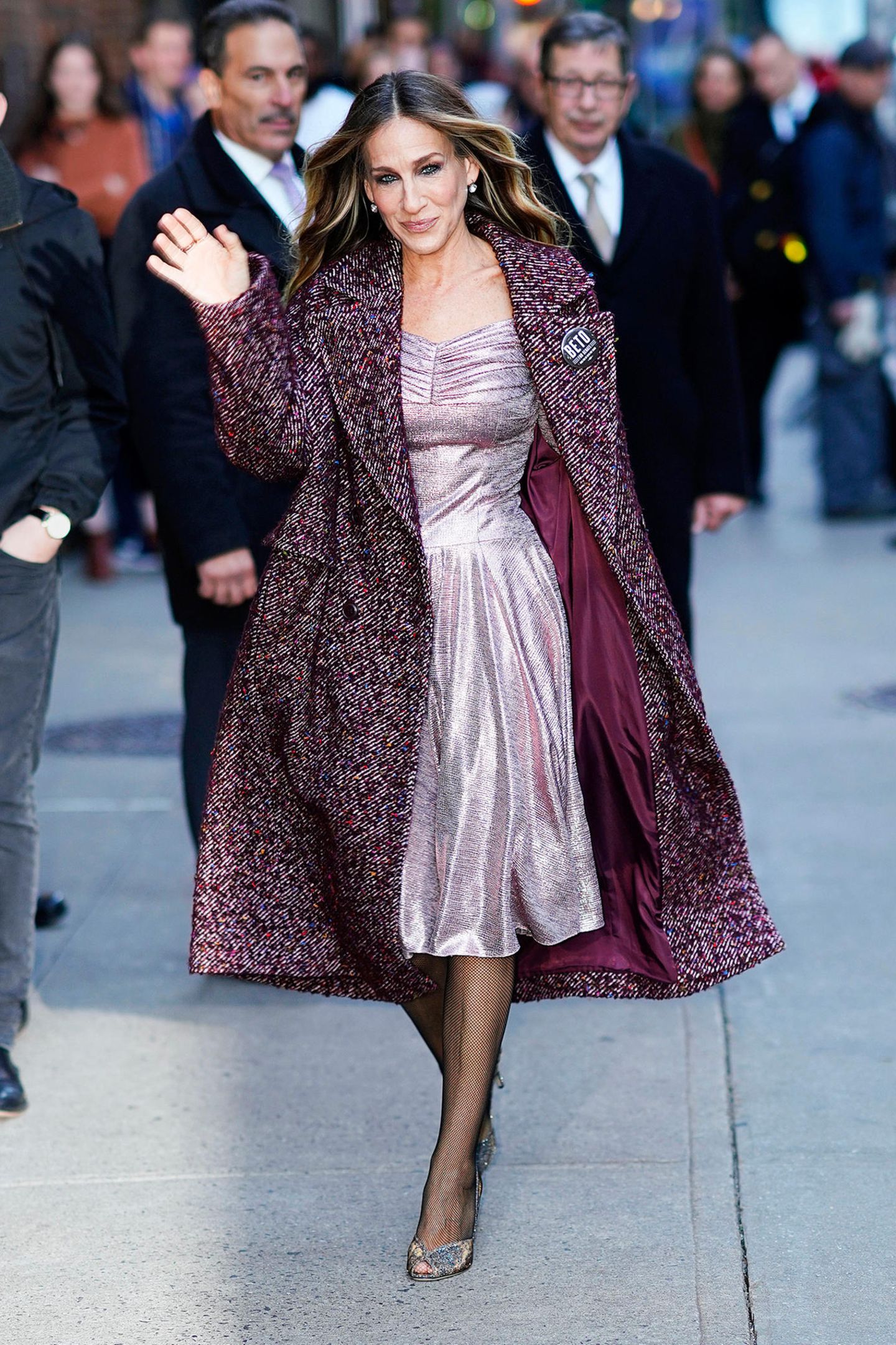 Sarah Jessica Parker versprüht immer noch "Sex and the City"-Charme auf den Straßen New Yorks. Zu einem rosafarbenen Metallic-Kleid kombiniert sie einen herbstlichen Mantel in Bordeauxtönen und glitzernde Peeptoes. Trotz offener Schuhe wählt die Schauspielerin eine Netzstrumpfhose - eigentlich ein Fashion No Go - doch bei Sarah Jessica Parker sieht es super aus. 