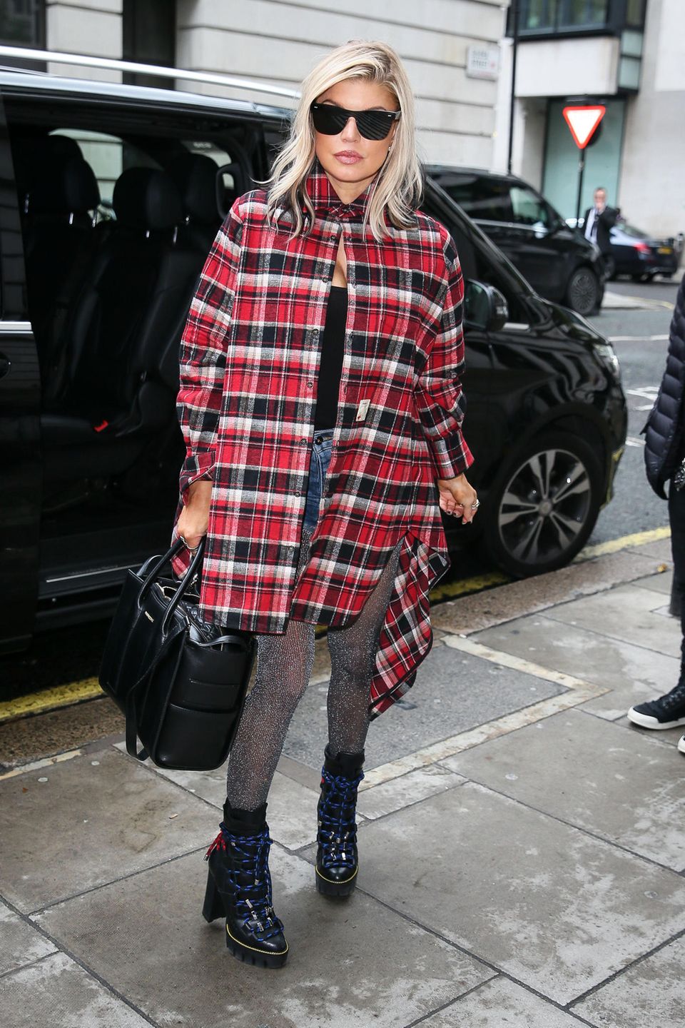 Wilder Style-Mix: Sängerin Fergie ist für ihre coolen Looks bekannt und beweist mit diesem Outfit einmal mehr, dass sie etwas von Mode versteht. Zu einer Jeansshorts kombiniert sie ein schwarzes Oberteil mit Ausschnitt, derbe Boots und ein rot-schwarzes Karohemd. Funkelnder Hingucker ist ihre Glitzer-Strumpfhose. Wilder Style-Mix: Sängerin Fergie ist für ihre coolen Looks bekannt und beweist mit diesem Outfit einmal mehr, dass sie etwas von Mode versteht. Zu einer Jeansshorts kombiniert sie ein schwarzes Oberteil mit Ausschnitt, derbe Boots und ein rot-schwarzes Karohemd. Funkelnder Hingucker ist ihre Glitzer-Strumpfhose.