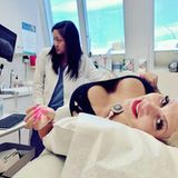 17. November 2018   Sie macht es auf ihre Art und Weise: Die schwangere Sophia Vegas postet ein Foto von ihrem Ultraschalltermin. Dass ihr gigantisches Dekolleté in Szene gesetzt sein muss, versteht sich von selbst.