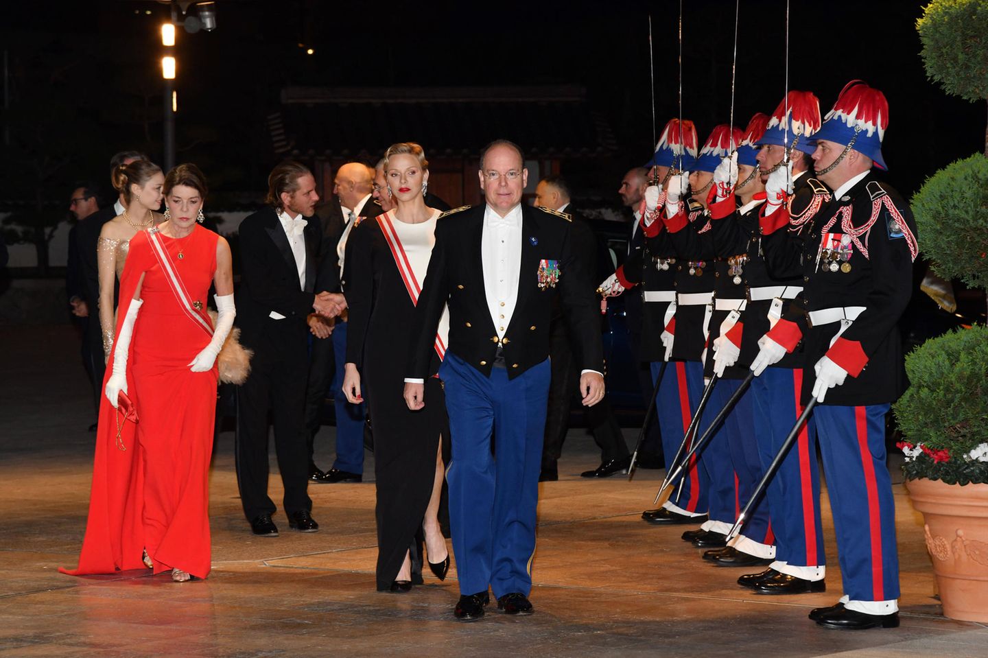 Die monegassische Fürstenfamilie trifft bei der Gala zum Nationalfeiertag im Grimaldi Forum ein.
