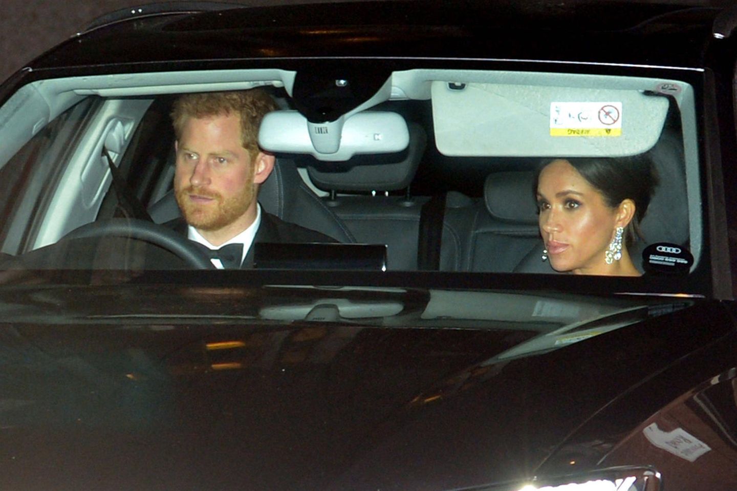 Prinz Harry fährt sich und Ehefrau Herzogin Meghan zum Geburtstagsempfang seines Vaters Charles.