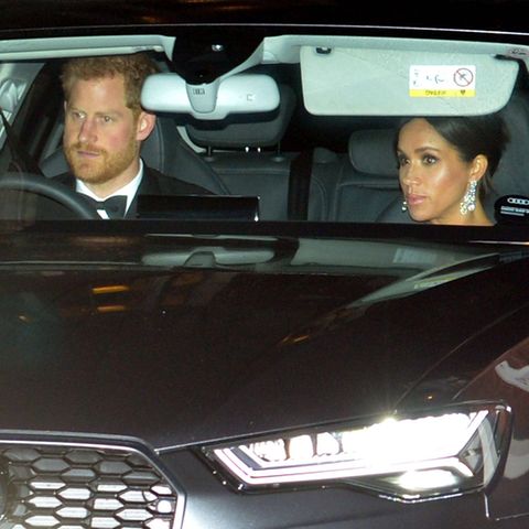 Prinz Harry fährt sich und Ehefrau Herzogin Meghan zum Geburtstagsempfang seines Vaters Charles.