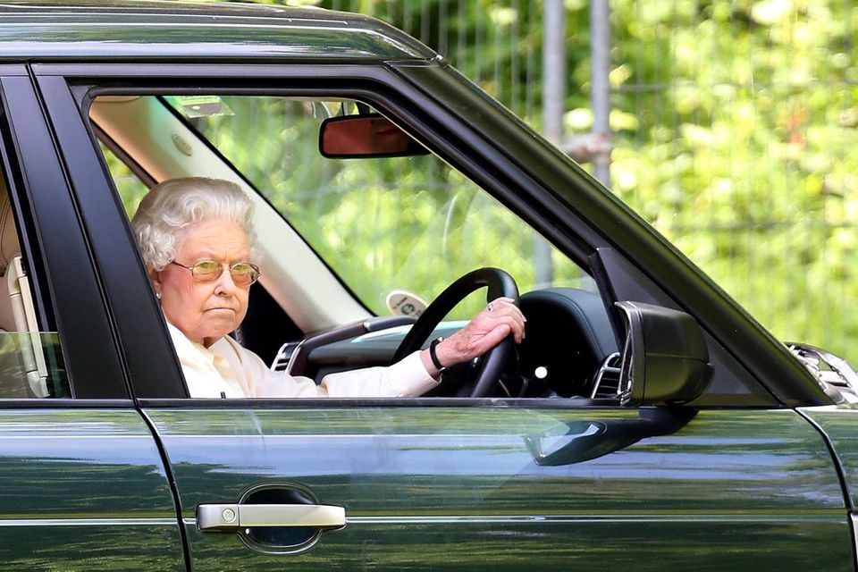 Auch Queen Elizabeth sitzt gerne mal selbst hinter dem Lenkrad.