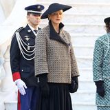 Fürstin Charlène von Monaco bei den Feierlichkeiten zum Nationalfeiertag (19.11) 2018 in Monte-Carlo. Die Ehefrau von Fürst Albert wählt für die Feierlichkeiten am Nachmittag ein farblich sehr zurückhaltendes Outfit. Lediglich die beigefarbenen Karos auf ihrem Mantel sind ein kleiner Farbklecks. 