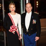 Auch am Abend des Nationalfeiertages in Monaco trägt Charlène zur Gala ein schwarz-weißes Abendkleid. Lediglich ihre rote Schärpe und ihr roten Lippen sorgen für einen kleinen Farbtupfer. 