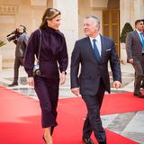 Königin Rania beim Empfang des Präsidenten von Mazedonien im Al Husseiniya Palast in Amman, an der Seite ihres Ehemanns König Abdullah. Ihr Outfit ist wie immer makellos, wirft allerdings eine Frage auf ... 