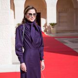 Mit ihrer Sonnenbrille in Cateye-Optik sieht Königin Rania ein wenig aus wie eine schöne Geheimagentin. Ob die jordanische Königin etwa geheime Style-Pläne hat? Die Fotos ihrer nächsten Auftritte werden es zeigen. 