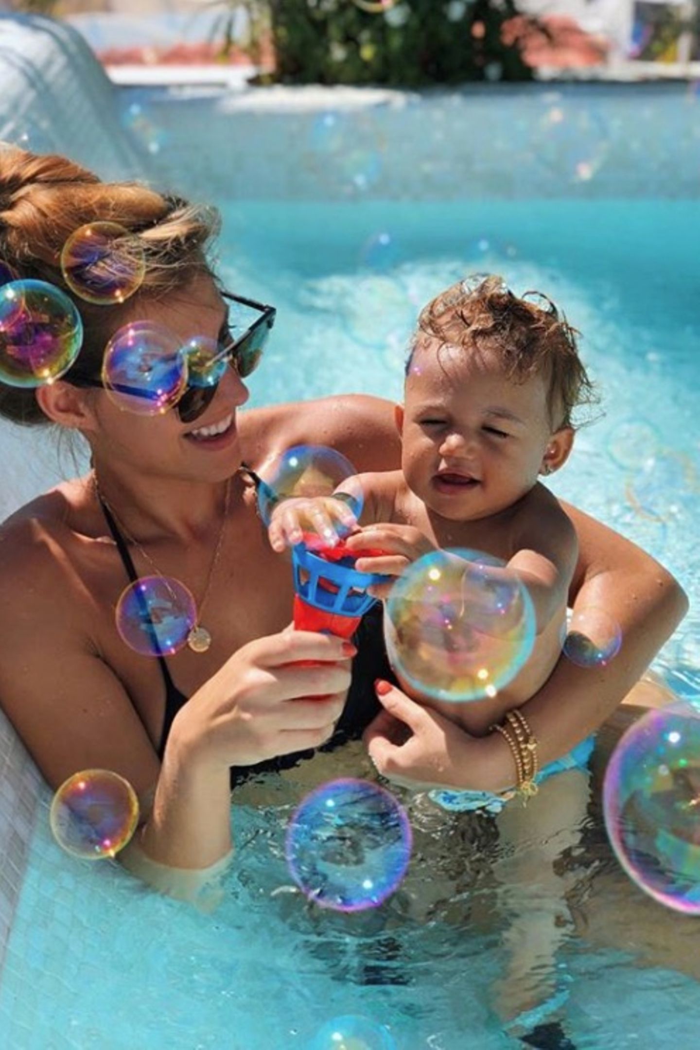12. November 2018   Seifenblasen liebt jedes Kind, da macht Mia Rose keine Ausnahmen. Gemeinsam mit Mama Sarah Harrison wird im sonnigen Mexiko im Pool geplanscht.