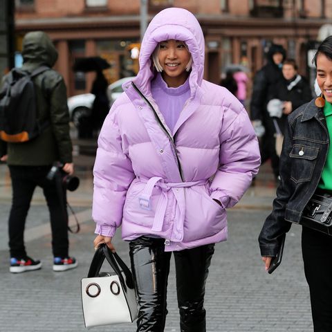 Fashion-Blogger Vanessa Hong trägt eine pinkfarbene Winterjacke während der Fashion Week in New York.