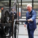 20. November 2018  Bei seinem Besuch des Royal College of Art in London muss Prinz Charles kräftig mit anpacken. Das scheint dem rüstigen Prinzen allerdings nicht sonderlich zu stören. 
