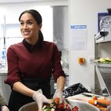 21. November 2018  Die Herzogin am Herd. Beim Besuch der Hubb Community Kitchen in London mischt die schwangere Meghan kräftig mit und packt in der Küche bei den Vorbereitungen für das Mittagessen mit an. 