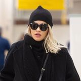 Da will wohl jemand nicht erkannt werden! Sängerin Rita Ora versteckt sich am John F Kennedy Flughafen in New York hinter ihrer großen Sonnenbrille. Der Rest ihres Outfits ist komplett in unauffälligem Schwarz gehalten, lediglich ihre rote Prada-Tasche setzt einen farblichen Akzent. Ob sie der Grund ist, dass Rita doch bemerkt wurde?
