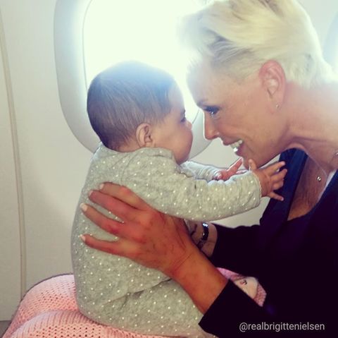 20. November 2018 Die kleine Frida das erste mal auf großer Reise. Diesen süßen Schnappschuss teilt Brigitte Nielsen mit ihren Instagram-Fans. Zu sehen ist die Mama mit ihrer kleinen Tochter Frida im Flugzeug. 