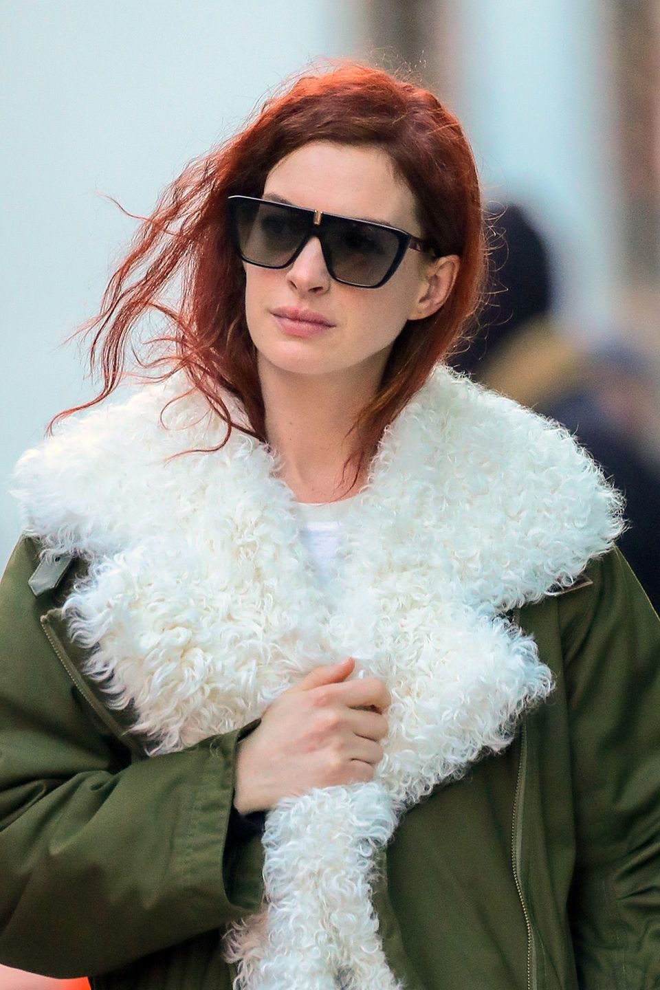 Alarmstufe Rot! Am Set ihres neuen Films in New York wurde Anne jetzt mit feurigem Look gesichtet. Und das ist nicht ihr erstes Farbexperiment. Alarmstufe Rot! Am Set ihres neuen Films in New York wurde Anne jetzt mit feurigem Look gesichtet. Und das ist nicht ihr erstes Farbexperiment.