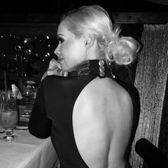 Das Sprichwort "Ein schöner Rücken kann auch entzücken", trifft es bei diesem Anblick wohl auf den Punkt. Daniela Katzenberger hat diesen Schnappschuss von sich in diesem eleganten Abendkleid auf Instagram gepostet. Dieser Anblick dürfte nicht nur ihren Lucas verzücken. 