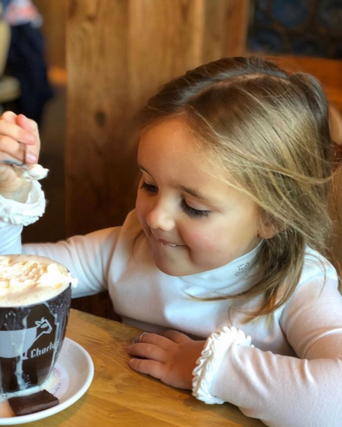 Die kleine Sophia Ecclestone freut sich riesig über den großen Becher heißer Schokolade. 