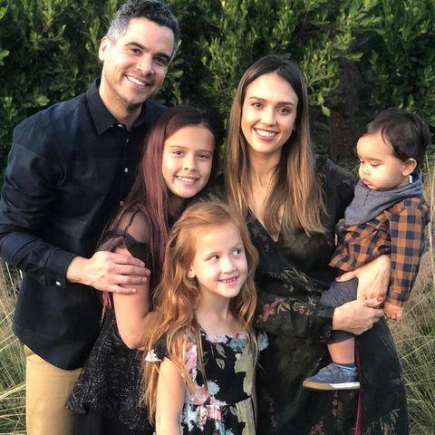 Mit einem süßen Foto der ganzen Familie wünscht Jessica Alba ein gesegnetes Thanksgiving. 