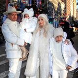 Schon allein Evan Ross, seine Frau Ashlee und die Kinder Jagger und Bronx leuchten in Weiß um die Wette.