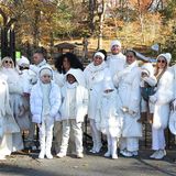 Eine Familie ganz in Weiß: Diana Ross hat sich mit ihren fünf Kindern, den Partnern und Enkelkindern für den Besuch der New Yorker Thanksgiving-Parade und der Eröffnung des Diana-Ross-Spielplatzes farblich hervorragend abgestimmt.